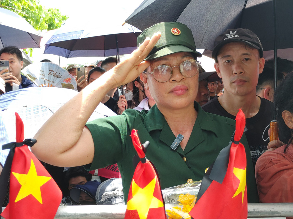 Bà Lại Thị Luân, cựu chiến binh 65 tuổi, ở Chương Mỹ, Hà Nội đi cùng 2 người bạn đến khu vực Nghĩa trang Mai Dịch từ sớm. Dù phải đứng chờ dưới nắng nóng, bà cho biết nhất định phải đến tiễn đưa Tổng Bí thư Nguyễn Phú Trọng về nơi an nghỉ cuối cùng để tỏ lòng thành kính với người lãnh đạo vì nước, vì dân.